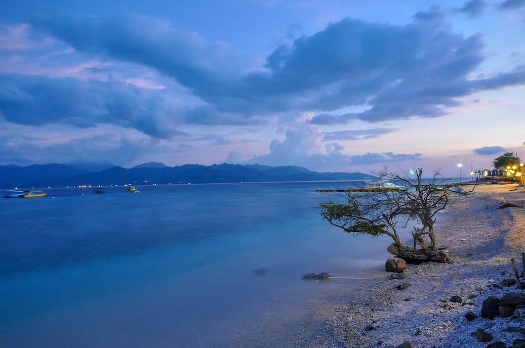 Sunset at Gili Trawangan, an archipelago of three small islands just off the northwest coast of Lombok, Indonesia by Jorge Láscar via Flickr (CC BY SA, 2.0 License)